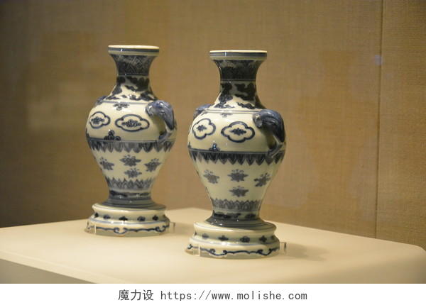 博物馆中展出的青花瓷瓶